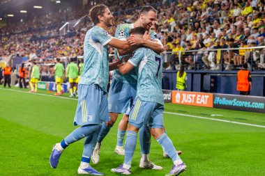 Villarreal, İspanya - 1 Ekim 2025: Villarreal FC ve Juventus Torino arasında Şampiyonlar Ligi maçı. Maç sırasında Juventus Torino oyuncuları. Yaşlı bayan..