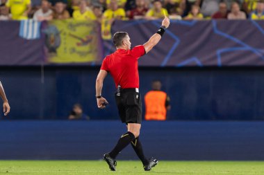 Villarreal, İspanya - 1 Ekim 2025: Villarreal FC ve Juventus Torino arasında Şampiyonlar Ligi maçı. Maçın hakemi Istvan Kovacs. Uluslararası futbol hakemi.