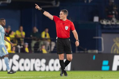 Villarreal, İspanya - 1 Ekim 2025: Villarreal FC ve Juventus Torino arasında Şampiyonlar Ligi maçı. Maçın hakemi Istvan Kovacs. Uluslararası futbol hakemi.