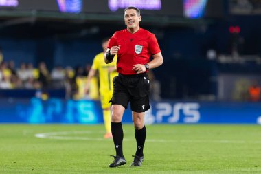 Villarreal, İspanya - 1 Ekim 2025: Villarreal FC ve Juventus Torino arasında Şampiyonlar Ligi maçı. Maçın hakemi Istvan Kovacs. Uluslararası futbol hakemi.
