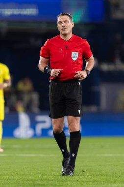 Villarreal, İspanya - 1 Ekim 2025: Villarreal FC ve Juventus Torino arasında Şampiyonlar Ligi maçı. Maçın hakemi Istvan Kovacs. Uluslararası futbol hakemi.