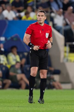 Villarreal, İspanya - 1 Ekim 2025: Villarreal FC ve Juventus Torino arasında Şampiyonlar Ligi maçı. Maçın hakemi Istvan Kovacs. Uluslararası futbol hakemi.