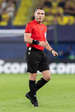Villarreal, İspanya - 1 Ekim 2025: Villarreal FC ve Juventus Torino arasında Şampiyonlar Ligi maçı. Maçın hakemi Istvan Kovacs. Uluslararası futbol hakemi.