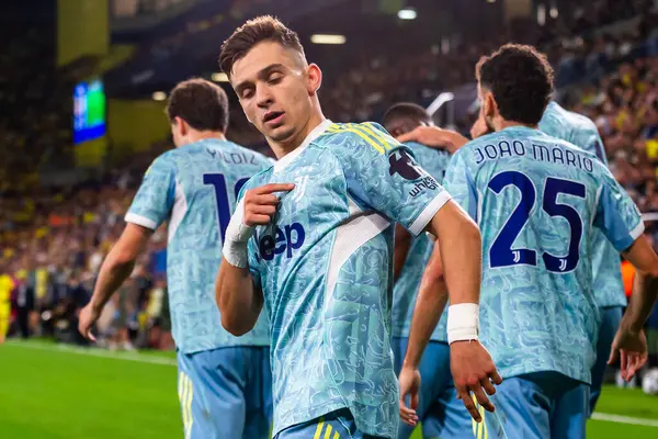 Villarreal, İspanya - 1 Ekim 2025: Villarreal FC ve Juventus Torino arasında Şampiyonlar Ligi maçı. Maç sırasında Juventus Torino oyuncuları. Yaşlı bayan..