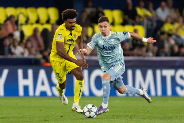 Villarreal, İspanya - 1 Ekim 2025: Villarreal FC ve Juventus Torino arasında Şampiyonlar Ligi maçı. Maç sırasında Juventus Torino oyuncuları. Yaşlı bayan..