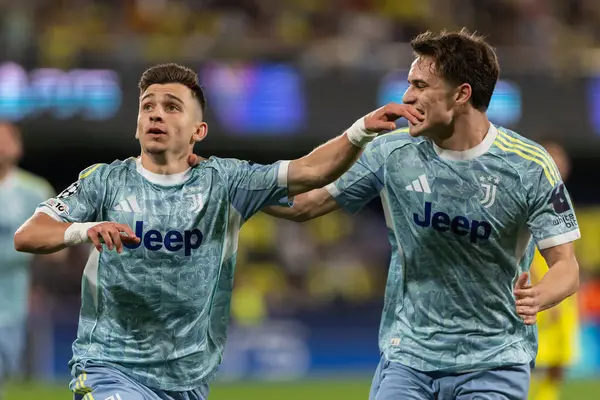 Villarreal, İspanya - 1 Ekim 2025: Villarreal FC ve Juventus Torino arasında Şampiyonlar Ligi maçı. Maç sırasında Juventus Torino oyuncuları. Yaşlı bayan..