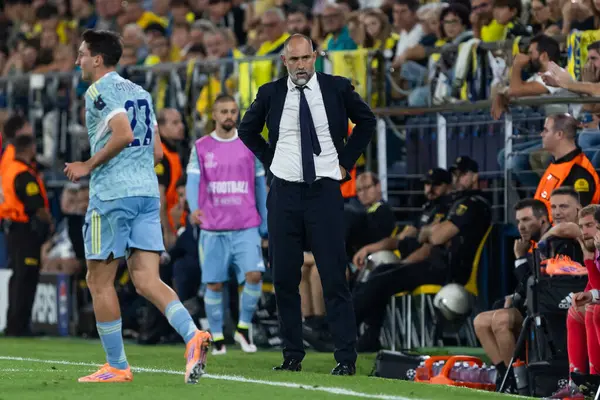 Villarreal, İspanya - 1 Ekim 2025: Villarreal FC ve Juventus Torino arasında Şampiyonlar Ligi maçı. Maç sırasında Juventus Torino oyuncuları. Yaşlı bayan..