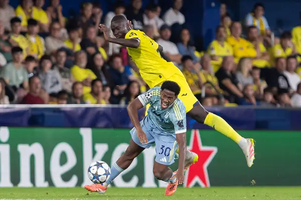 Villarreal, İspanya - 1 Ekim 2025: Villarreal FC ve Juventus Torino arasında Şampiyonlar Ligi maçı. Maç sırasında Juventus Torino oyuncuları. Yaşlı bayan..