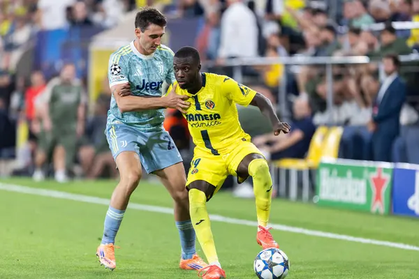 Villarreal, İspanya - 1 Ekim 2025: Villarreal FC ve Juventus Torino arasında Şampiyonlar Ligi maçı. Maç boyunca Villarreal FC oyuncuları.