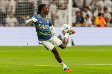 Madrid, İspanya - 4 Ekim 2025: Madrid ile Villarreal arasındaki La Liga maçı Madrid 'de oynandı. Maç sırasında Real Madrid oyuncuları. 15 kez Şampiyonlar Ligi şampiyonu. Beyazlar.