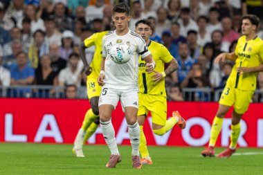 Madrid, İspanya - 4 Ekim 2025: Madrid ile Villarreal arasındaki La Liga maçı Madrid 'de oynandı. Maç sırasında Real Madrid oyuncuları. 15 kez Şampiyonlar Ligi şampiyonu. Beyazlar.