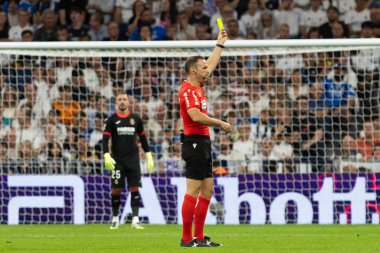 Madrid, İspanya - 4 Ekim 2025: Madrid ile Villarreal arasındaki La Liga maçı Madrid 'de oynandı. Guillermo Cuadra Fernandez, maçın hakemi. İspanyol La Liga hakemleri.