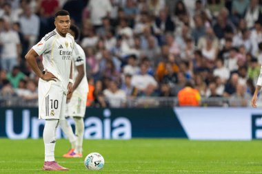 Madrid, İspanya - 4 Ekim 2025: Madrid ile Villarreal arasındaki La Liga maçı Madrid 'de oynandı. Maç sırasında Real Madrid oyuncuları. 15 kez Şampiyonlar Ligi şampiyonu. Beyazlar.