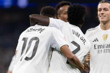 Madrid, İspanya - 4 Ekim 2025: Madrid ile Villarreal arasındaki La Liga maçı Madrid 'de oynandı. Maç sırasında Real Madrid oyuncuları. 15 kez Şampiyonlar Ligi şampiyonu. Beyazlar.