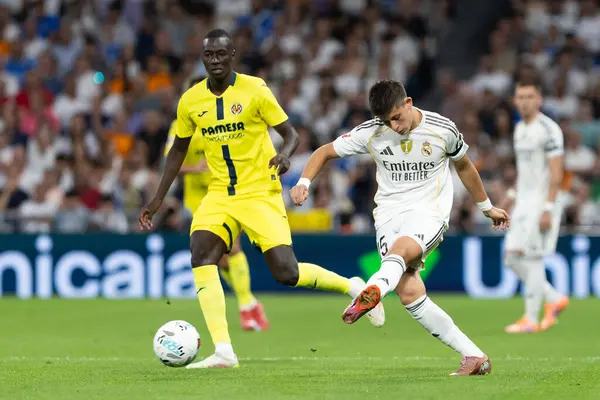 Madrid, İspanya - 4 Ekim 2025: Madrid ile Villarreal arasındaki La Liga maçı Madrid 'de oynandı. Maç sırasında Real Madrid oyuncuları. 15 kez Şampiyonlar Ligi şampiyonu. Beyazlar.