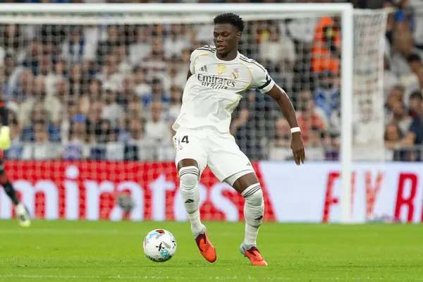 Madrid, İspanya - 4 Ekim 2025: Madrid ile Villarreal arasındaki La Liga maçı Madrid 'de oynandı. Maç sırasında Real Madrid oyuncuları. 15 kez Şampiyonlar Ligi şampiyonu. Beyazlar.