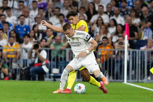 Madrid, İspanya - 4 Ekim 2025: Madrid ile Villarreal arasındaki La Liga maçı Madrid 'de oynandı. Maç sırasında Real Madrid oyuncuları. 15 kez Şampiyonlar Ligi şampiyonu. Beyazlar.