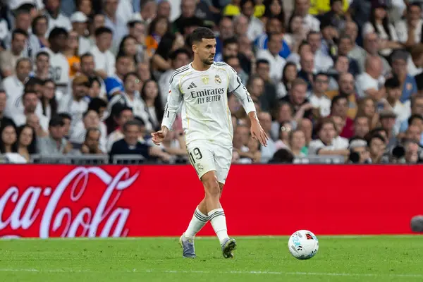 Madrid, İspanya - 4 Ekim 2025: Madrid ile Villarreal arasındaki La Liga maçı Madrid 'de oynandı. Maç sırasında Real Madrid oyuncuları. 15 kez Şampiyonlar Ligi şampiyonu. Beyazlar.