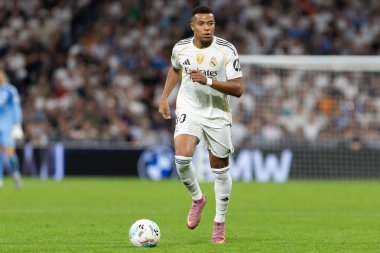 Madrid, İspanya - 4 Ekim 2025: Madrid ile Villarreal arasındaki La Liga maçı Madrid 'de oynandı. Maç sırasında Real Madrid oyuncuları. 15 kez Şampiyonlar Ligi şampiyonu. Beyazlar.