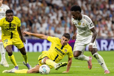 Madrid, İspanya - 4 Ekim 2025: Madrid ile Villarreal arasındaki La Liga maçı Madrid 'de oynandı. Maç sırasında Real Madrid oyuncuları. 15 kez Şampiyonlar Ligi şampiyonu. Beyazlar.
