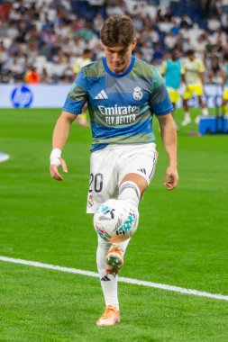 Madrid, İspanya - 4 Ekim 2025: Madrid ile Villarreal arasındaki La Liga maçı Madrid 'de oynandı. Maç sırasında Real Madrid oyuncuları. 15 kez Şampiyonlar Ligi şampiyonu. Beyazlar.