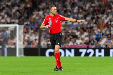 Madrid, İspanya - 4 Ekim 2025: Madrid ile Villarreal arasındaki La Liga maçı Madrid 'de oynandı. Guillermo Cuadra Fernandez, maçın hakemi. İspanyol La Liga hakemleri.