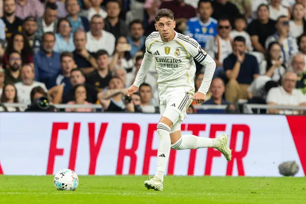 Madrid, İspanya - 4 Ekim 2025: Madrid ile Villarreal arasındaki La Liga maçı Madrid 'de oynandı. Maç sırasında Real Madrid oyuncuları. 15 kez Şampiyonlar Ligi şampiyonu. Beyazlar.