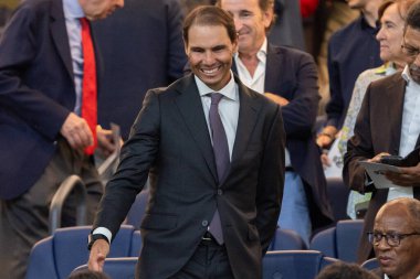 Madrid, İspanya - 4 Ekim 2025: Madrid ile Villarreal arasında oynanacak bir lig maçı. Rafa Nadal Santiago Bernabeu 'daki maça hayranı olarak katılacak. Birinci sınıf tenis oyuncusu..