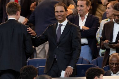Madrid, İspanya - 4 Ekim 2025: Madrid ile Villarreal arasında oynanacak bir lig maçı. Rafa Nadal Santiago Bernabeu 'daki maça hayranı olarak katılacak. Birinci sınıf tenis oyuncusu..