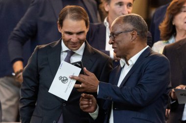 Madrid, İspanya - 4 Ekim 2025: Madrid ile Villarreal arasında oynanacak bir lig maçı. Rafa Nadal Santiago Bernabeu 'daki maça hayranı olarak katılacak. Birinci sınıf tenis oyuncusu..