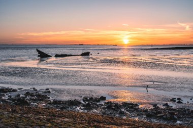 James Duffy, Hansweert Hollanda 'nın batığının arkasında gün batımı