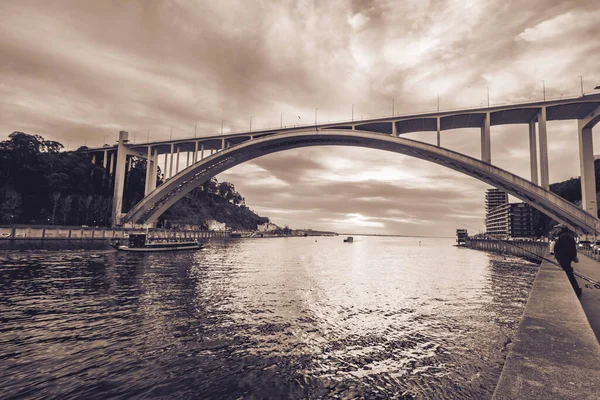 ポルト ポルトガルのドゥオーロ橋ポンテ アラビダ — ストック写真