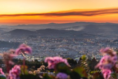 Güzel bir günbatımı sırasında, Braga Portekiz 'in genel görünümü.