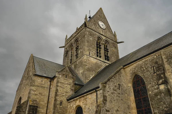 stock image The church of Saint Mere Englise. Were the paratrooper John Steele of the 82nd Airborne landed on the Tower of the Church. Normandy  France 6 februari 2023