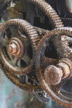 Terk edilmiş bir fabrikada eski paslı makineler..