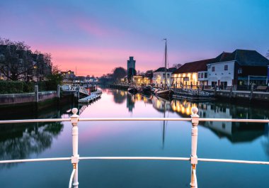 Zierikzee, Zeeland, Hollanda şehir merkezinde sabahın erken saatlerinde gün doğumu.