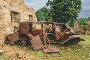 Eski paslı arabalar Oradour-sur-Gllane, Fransa 'da bırakılmış..