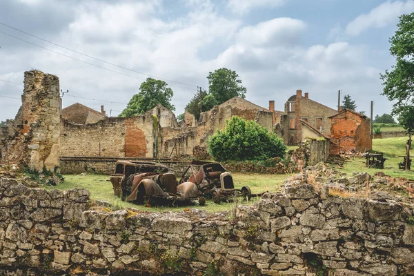 Eski Paslı Arabalar Oradour Sur Gllane Fransa Bırakılmış — Stok fotoğraf
