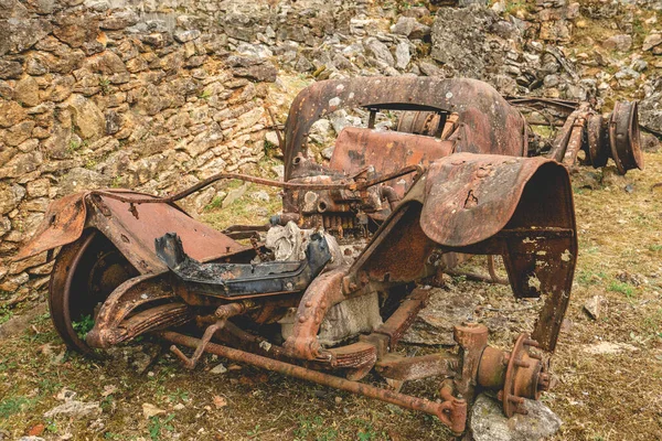 Eski paslı arabalar Oradour-sur-Gllane, Fransa 'da bırakılmış..