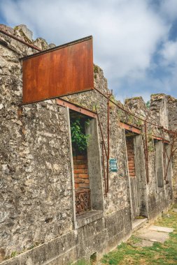 Fransa 'nın Oradour-sur-Glane kentinin eski rünleri.