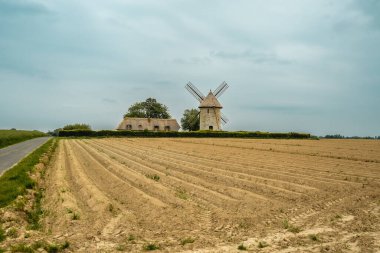 Moulin de Pierre, Hauville, Fransa 'daki eski yel değirmeni..