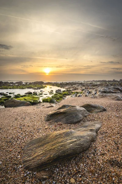 葡萄牙波尔图加亚岩石海滩落日 — 图库照片