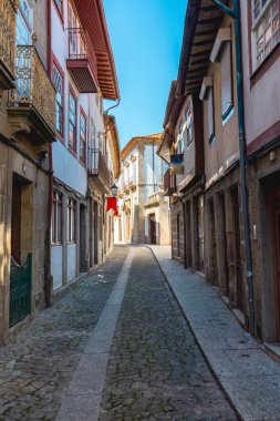 Portekiz 'in eski Guimaraes kasabasında güzel sokaklar ve mimari.