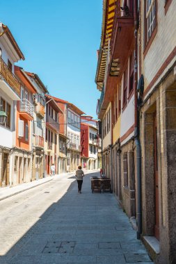 Portekiz 'in eski Guimaraes kasabasında güzel sokaklar ve mimari.