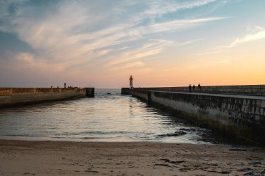 Farolim de Felgueiras, Pier ve deniz feneri Porto, Portekiz Gün batımında.