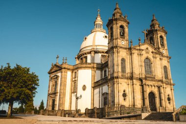 Sameiro leydimizin mabedi, tepenin üstünde güzel bir kilise. Braga Portekiz. 7 Temmuz 2023.