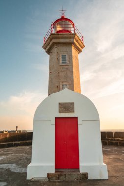 Farolim de Felgueiras, gün batımlı deniz feneri. Porto Portekiz 5 Temmuz 2023.