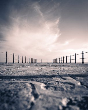Porto 'daki iskeleden alçak görüş, Portekiz siyah beyaz.