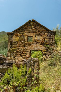 Portekiz, Albergaria da Serra 'nın yeşil vadisindeki eski bir evin kalıntıları..