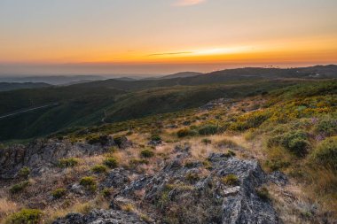 Albergaria da Serra, Portekiz 'deki dağlarda gün batımı.